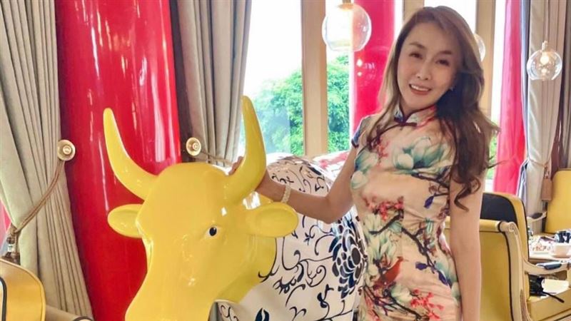 半百展場教母神逆齡　同框女兒像姐妹