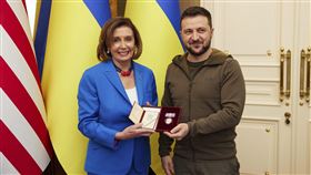 美國聯邦眾議院議長裴洛西昨天造訪烏克蘭首都基輔，並與烏國總統澤倫斯基會面。（圖／美聯社／達志影像）