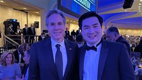 國民黨駐美副代表黃裕鈞貼出與美國國務卿布林肯合照。（圖／翻攝自Eric Huang臉書）