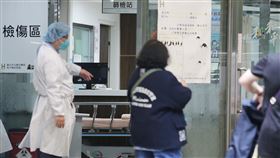 護理師染疫  北市聯醫和平院區完成清消（2）台北市立聯合醫院和平院區1名發燒篩檢站護理師染疫，初步疫調發現，確診護理師曾接觸美國及馬來西亞境外移入個案。急診部門21日完成清消，22日恢復運作。中央社記者郭日曉攝  111年3月22日