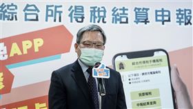 蘇建榮赴台北國稅局視察臨櫃報稅財政部長蘇建榮2日赴台北國稅局視察臨櫃報稅，並接受媒體聯訪。中央社記者張璦攝  111年5月2日