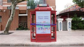 中國／神秘女流落上海街頭…毛孩陪伴「住紅色電話亭29天▲（圖／翻攝自先生製造微博）

