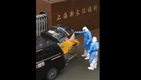 上海新長征福利院將活人裝進屍袋交給殯儀館火化，好險殯儀館人員發現不對勁。（圖／翻攝自微博直播上海）