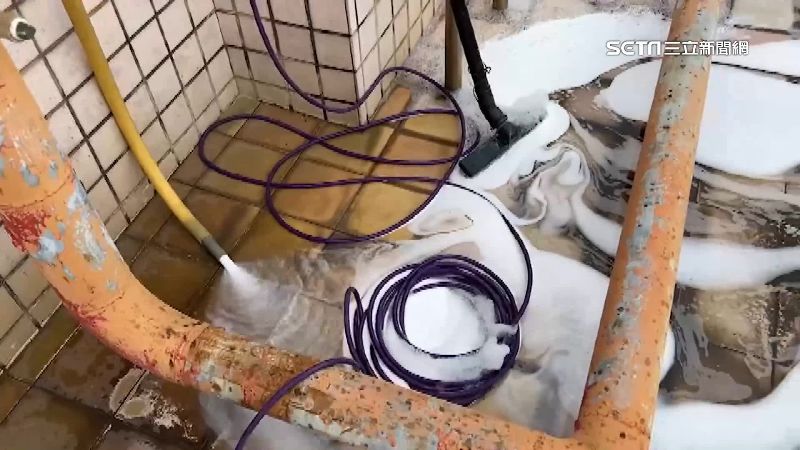 自來水變泡泡水　住戶崩潰：喝下去了