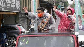 陳亭妃冒雨助陣卓冠廷 呼籲選民顧電話「機會稍縱即逝！」