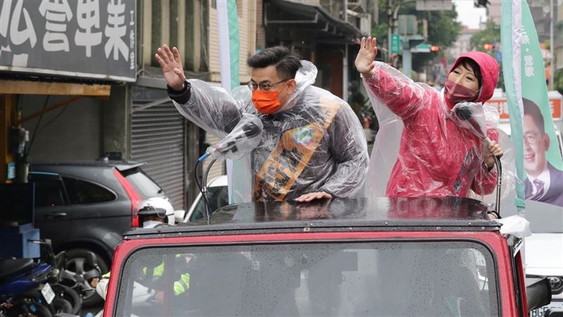 陳亭妃冒雨助陣卓冠廷　籲選民顧電話
