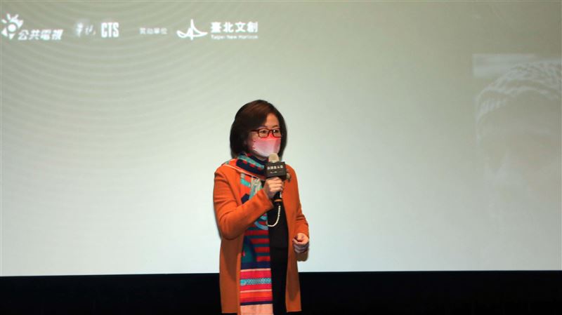 華視出包後現身　陳郁秀挺公視後快閃