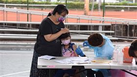 屏東6至11歲學童接種疫苗  施打狀況良好屏東縣政府2日啟動啟動6至11歲學童施打疫苗，首日有麟洛國小、地磨兒國小2校共195名學童接種，施打狀況良好。（屏東縣政府提供）中央社記者郭芷瑄傳真  111年5月2日