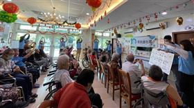 東生華製藥今日啟程送愛到花蓮富康老人長照中心，進行慢性病用藥衛教以及帶領「八段錦」動作。（圖／東生華提供）