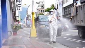 疫情燒不停  花蓮清消逾百處（2）花蓮市長魏嘉賢5日指出，從清明連假前花蓮就已有確診案例，清潔隊在連假期間持續整備待命，配合隨時出勤清消，至今清消地點逾百處；連假最後一天除針對相關疫調足跡之外，也進行預防性範圍清消，也提醒民眾應自行做好居家環境清消。（花蓮市公所提供）中央社記者李先鳳傳真  111年4月5日