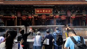 香港放寬防疫措施  黃大仙祠重開現人潮香港21日起放寬防疫措施，宗教處所重開。當日下午，許多善男信女前往黃大仙祠拜神祈福。（中通社提供）中央社  111年4月21日