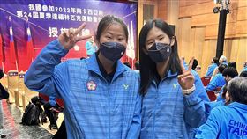 聽奧授旗  沈彥汝、許樂被看好有奪金實力2022巴西南卡西亞斯達福林匹克運動會（俗稱聽障奧運）5月1日將登場，台灣代表團20日下午舉辦授旗儀式，聽障羽球世界球后沈彥汝（左）與聽障田徑女子100公尺跨欄世界紀錄保持人許樂（右），為兩大奪金大熱門。中央社記者龍柏安攝  111年4月20日