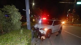 ▲台中市46歲黃姓男子酒駕，開著BMW載著40歲吳姓女友時，疑似不勝酒力，自撞電線桿，2人隨即被送醫，但吳姓女友因顏面、軀幹嚴重挫傷以及血胸，搶救無效宣告不治，黃男趁還沒酒測從醫院落跑回家。（圖／翻攝畫面）