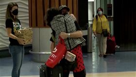 奧克蘭機場，許多人與親朋好友溫馨團圓。圖／路透社／達志影像