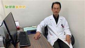 張志誠醫師說明，「思覺失調症」是一種大腦疾病，會造成認知功能障礙，患者常出現邏輯思考異常、妄想、幻覺等症狀，現今可透過藥物及復健治療，幫助患者回到正常的生活軌道。