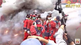 ▲北港迓媽祖，虎爺轎班接受犁炮洗禮。（圖／寶島神很大）