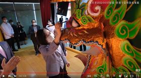 總統蔡英文親自為火獅開光點睛。（圖／翻攝自蔡英文YouTube）