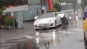 ▲台北市士林區延平北路七段2日下午4點多發生一起「很貴」的車禍。一輛賓士CLS疑似追撞上前面一輛保時捷Panamera，結果賓士車頭全凹，保時捷車尾也慘不忍睹，讓目擊民眾看了直呼，真的好貴。（圖／翻攝自記者爆料網）