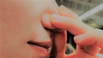 因這原因　女一感冒臉腫痛、鼻腔飄腐敗味