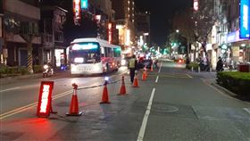 酒駕新規上路  高雄交通局公布5累犯姓名照片酒駕新規上路，高雄市政府交通局依新規定，28日在交通局官網上公告民國108年7月1日起有再犯酒駕或拒測者共5人的姓名、照片及違規事實等，以防制酒駕事件的發生。圖為員警執行酒測臨檢勤務。（高雄市政府提供）中央社記者曾以寧傳真  111年4月28日