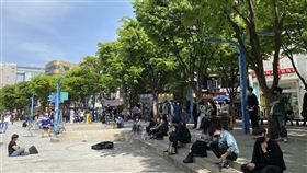 韓國確診連3日10萬例以下  25日起室內可飲食韓國政府18日起解除大部分社交距離規範，25日起進一步開放電影院、高鐵和飛機等密閉室內飲食。圖為弘大鬧區人潮。中央社記者廖禹揚首爾攝  111年4月23日