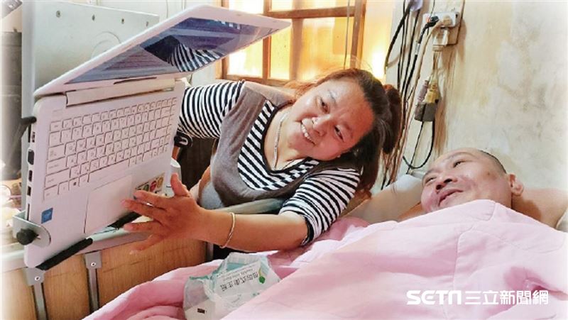 顧癱瘓夫又養3兒女　深情妻不離不棄