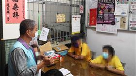 高市發放低收入戶快篩兌換券  里長講解使用方式高雄市政府即日起針對經濟弱勢低收入戶，由里長發放「快篩試劑兌換券」，民眾可前往藥局免費領取1包5劑快篩試劑，有民眾3日上午前往苓雅區五福里辦公室領取兌換券，里長邱瑞祥（左）耐心講解使用方式。（高雄市社會局提供）中央社記者洪學廣傳真  111年5月3日