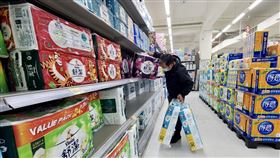國際原料價揚  衛生紙業者：適當反映成本國際造紙原料漲，永豐餘集團旗下漿紙廠中華紙漿預告5月、6月將調漲；衛生紙業者正隆、永豐實指出，仍在密切觀察原料價格趨勢，會適當反映成本，但不會有劇烈漲幅。圖為3日民眾在高雄地區一家量販店選購衛生紙。中央社記者董俊志攝  111年5月3日