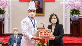 蔡英文接見「『2022路易樂斯福世界盃麵包團體賽冠軍隊』暨中華民國糕餅商業同業公會全國聯合會重要幹部」（圖／總統府提供）