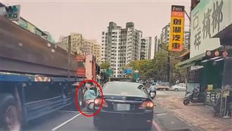 女騎士勇闖鑽車縫　差點全身被輾過