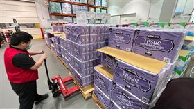 賣場工作人員補貨衛生紙美式連鎖賣場好市多限購衛生紙，1張會員卡單品牌限購1串。一名工作人員13日在衛生紙區補貨。中央社記者徐肇昌攝  111年2月13日