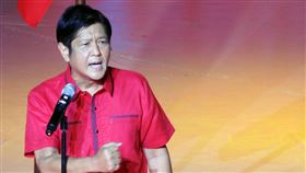 菲律賓總統候選人小馬可仕菲律賓司法部近日指一名網友在短影音平台TikTok上，聲稱正謀劃暗殺總統候選人小馬可仕，但這名TikTok用戶9日出面否認。圖為小馬可仕8日出席造勢大會，向支持者發表演說。中央社記者陳妍君馬尼拉攝  111年2月9日