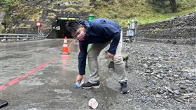 南橫開通湧入人車污染環境南橫公路5月1日有條件全線開通，湧入大量車潮，3日是開通後首次星期二管制日，甲仙工務段人員上山巡查，發現南橫開通後垃圾量也大增，呼籲用路人別亂丟垃圾，共同守護美麗且維護不易的山林環境。（讀者提供）中央社記者洪學廣傳真  111年5月3日