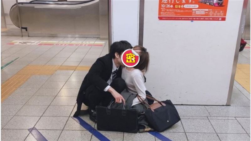 月台上演「親密秀」　正妹表情超享受