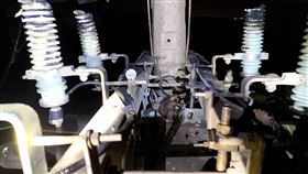 ▲台南市安定區晚間6點多發生停電，受影響的住戶有287戶，中崙工業區21家廠家。台電緊急派員搶修，經搶修人員巡視發現一松鼠焦屍，疑松鼠碰觸配電線路引發，於晚間7點29分左右全線復電。（圖／翻攝畫面）