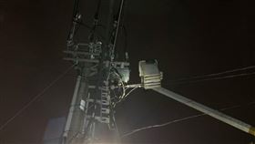 ▲台南市安定區晚間6點多發生停電，受影響的住戶有287戶，中崙工業區21家廠家。台電緊急派員搶修，經搶修人員巡視發現一松鼠焦屍，疑松鼠碰觸配電線路引發，於晚間7點29分左右全線復電。（圖／翻攝畫面）