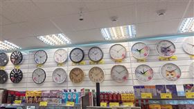 展示時鐘全指「10:10」！網刷一排問號　內行人解答了（圖／翻攝自爆廢公社）