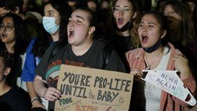 傳美國最高法院擬廢墮胎權　兩派人士法院外示威對峙（圖／美聯社／達志影像）