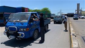 雲林西螺果菜市場加強進出人員防疫管制國內疫情升溫，雲林縣西螺果菜市場為國內重要蔬菜交易場所，為避免成為防疫破口，配合加強進出人員管制，所有人員進入要測體溫、強制戴口罩。（西螺鎮公所提供）中央社記者姜宜菁傳真  110年5月15日