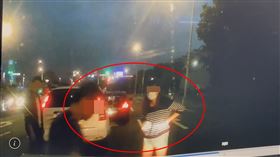 ▲台北市議員接獲民眾投訴，在內湖民權東路六段被小貨車追撞，小貨車駕駛明明是男的，卻變成女的，疑似有頂包情事，但現場員警卻置之不理。對此警方表示，民眾已向肇事者提起告訴，警方第一次傳喚對方未到，將再度通知到案說明，積極偵辦中。（圖／徐立信提供）