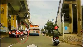 一次刷卡3台車！騎士連撞賓士、凌志