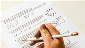 網友發文表示成績居中的人最可憐，引發熱烈討論。（圖／翻攝自Pixabay）