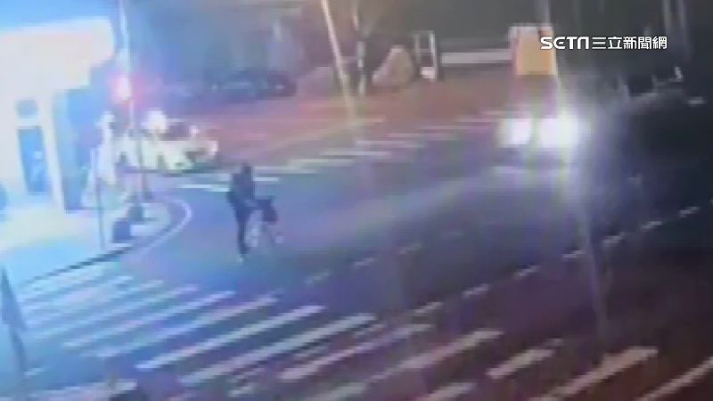 酒後騎單車違停遭撞飛　胞妹哭求真相