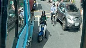 司機,水泥車,機車,孝女（圖／翻攝自爆怨公社）