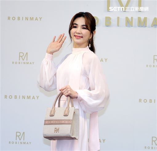 Ella出席Robinmay一日店長