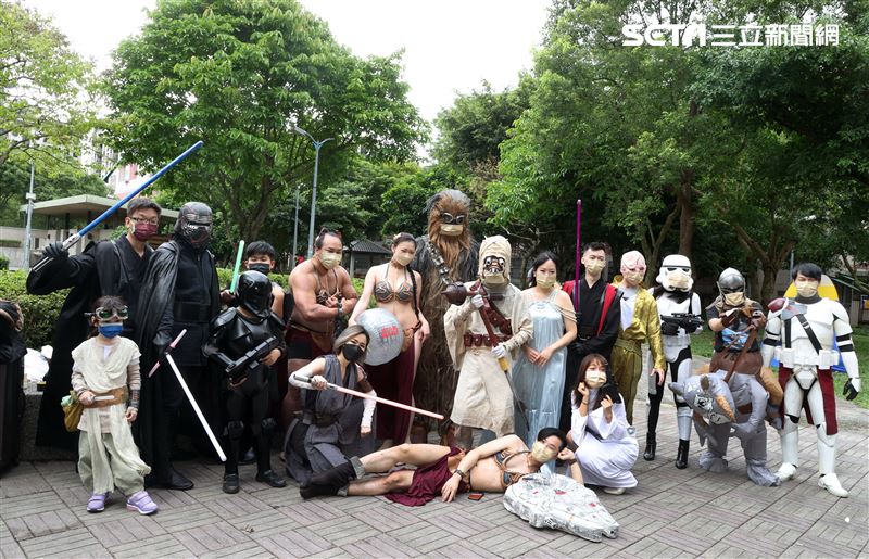 世界星戰日60位星戰鐵粉扮裝一起走上街頭，用「原力」宣導防疫觀念、守護台灣。（記者邱榮吉/攝影）