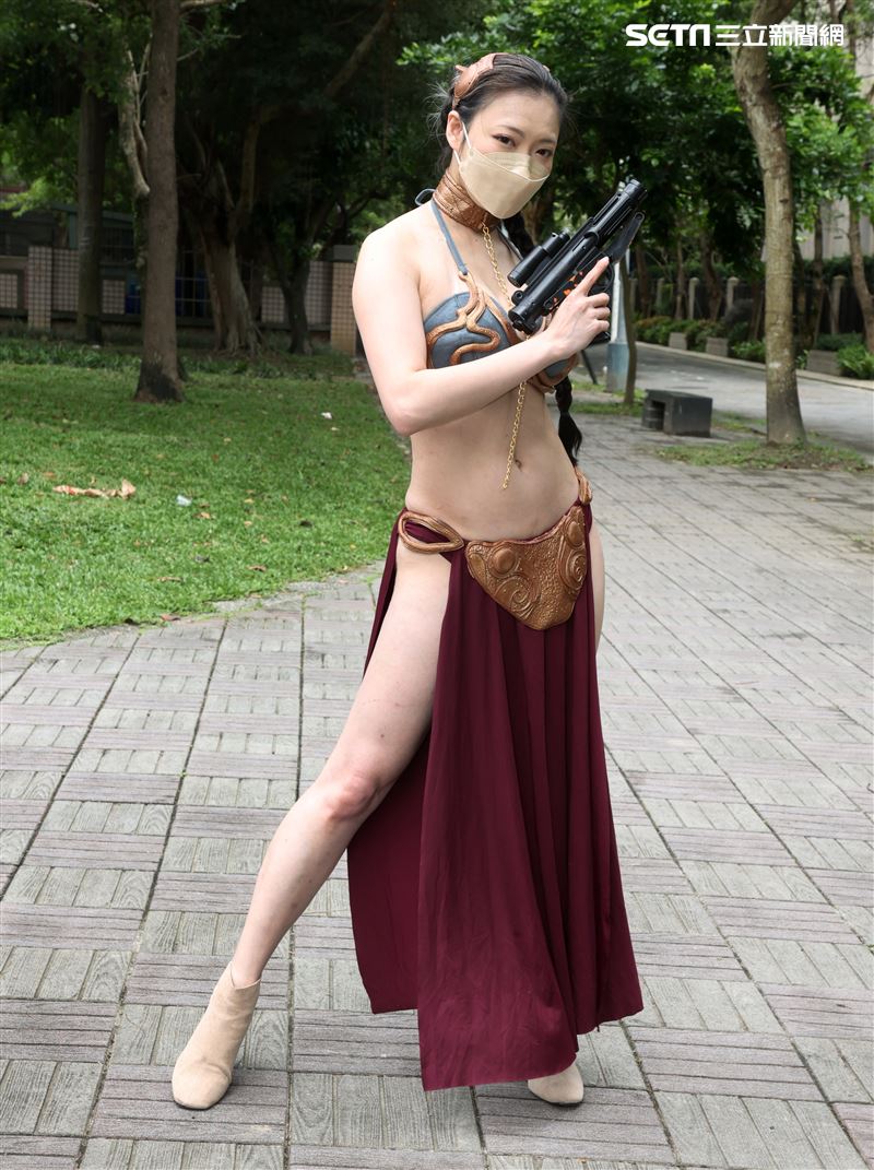 世界星戰日60位星戰鐵粉扮裝一起走上街頭，用「原力」宣導防疫觀念、守護台灣。（記者邱榮吉/攝影）