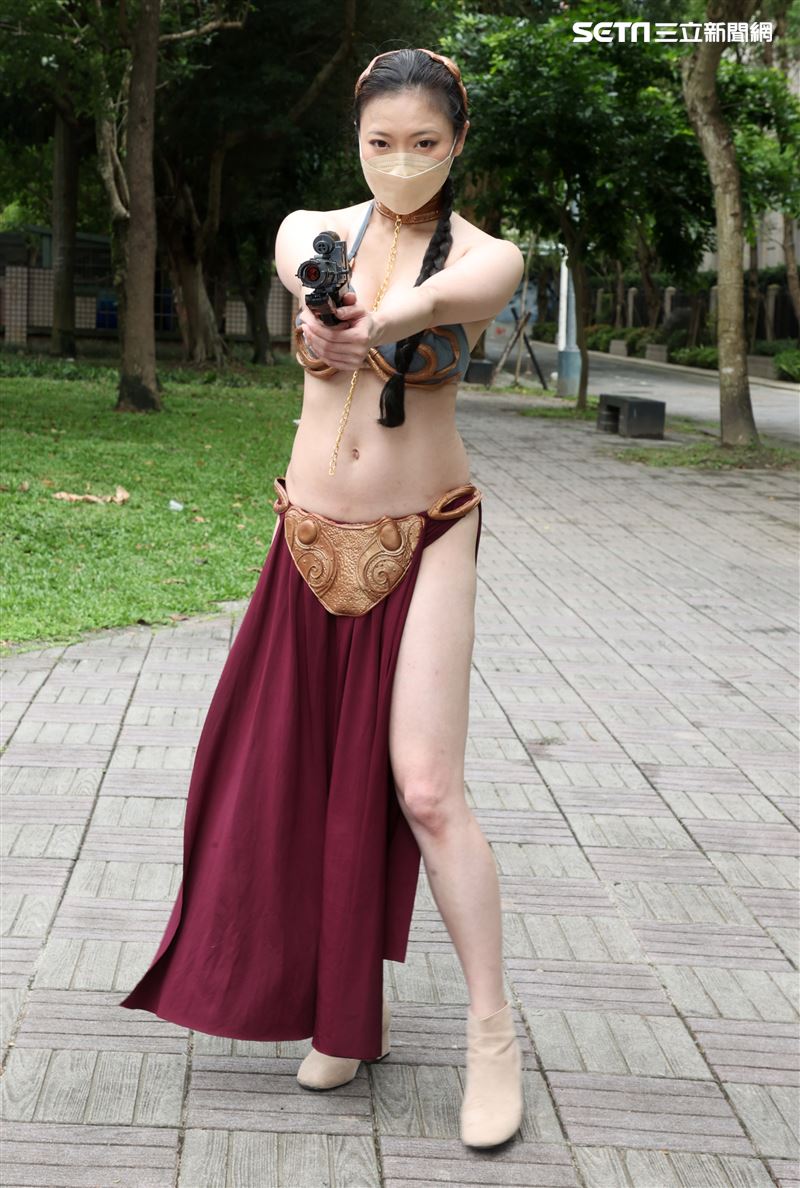 世界星戰日60位星戰鐵粉扮裝一起走上街頭，用「原力」宣導防疫觀念、守護台灣。（記者邱榮吉/攝影）