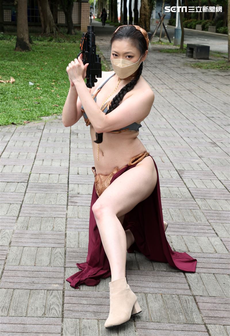 世界星戰日60位星戰鐵粉扮裝一起走上街頭，用「原力」宣導防疫觀念、守護台灣。（記者邱榮吉/攝影）