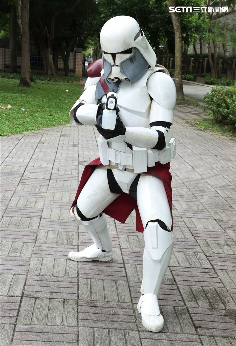 世界星戰日60位星戰鐵粉扮裝一起走上街頭，用「原力」宣導防疫觀念、守護台灣。（記者邱榮吉/攝影）